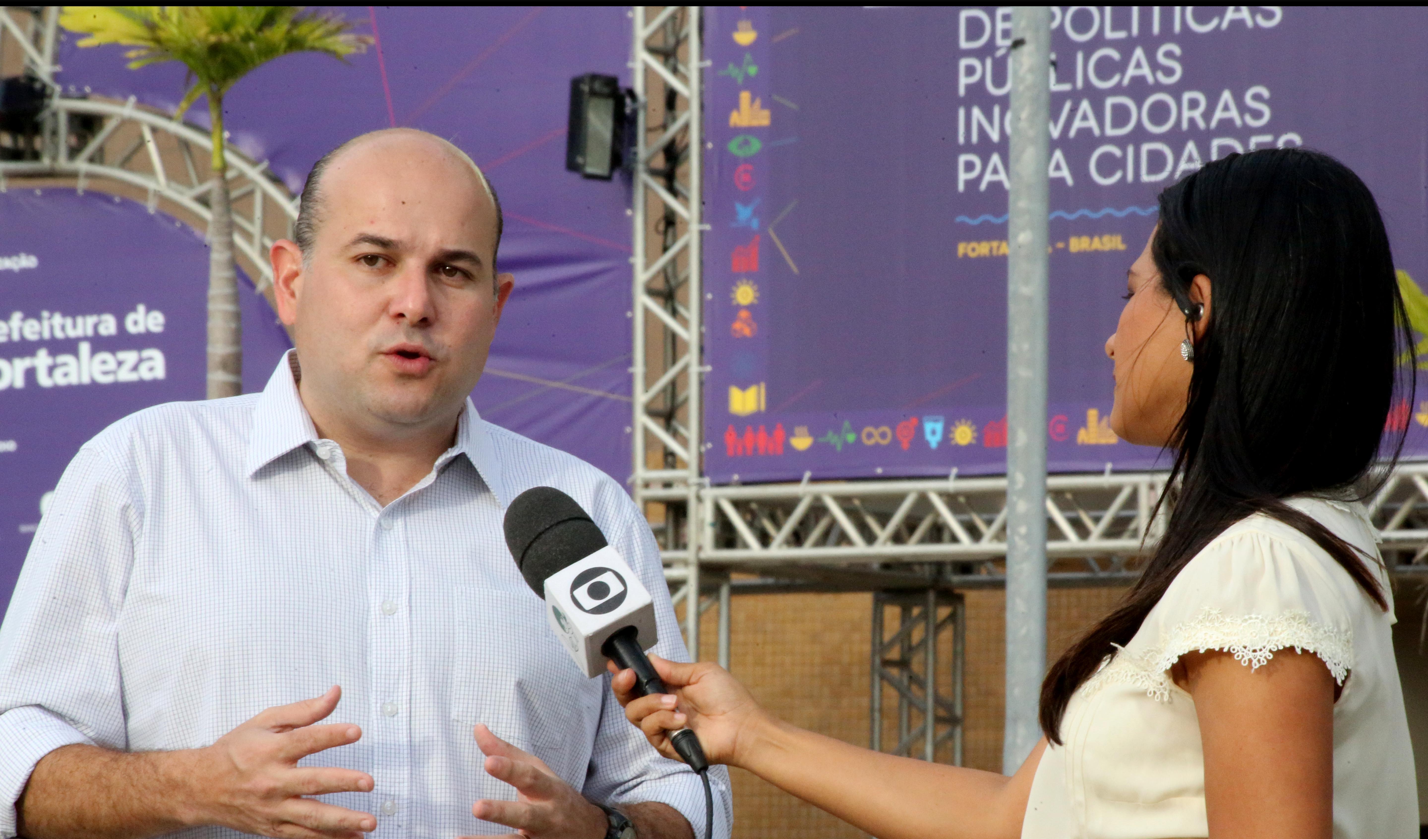 prefeito roberto cláudio concede entrevista